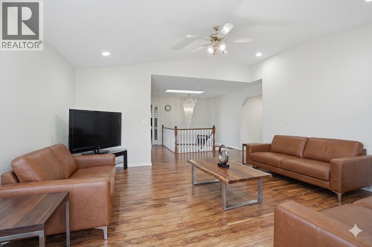 716 Crane Place, New Westminster, British Columbia V3M 6P5 - Photo 2 - R3111481