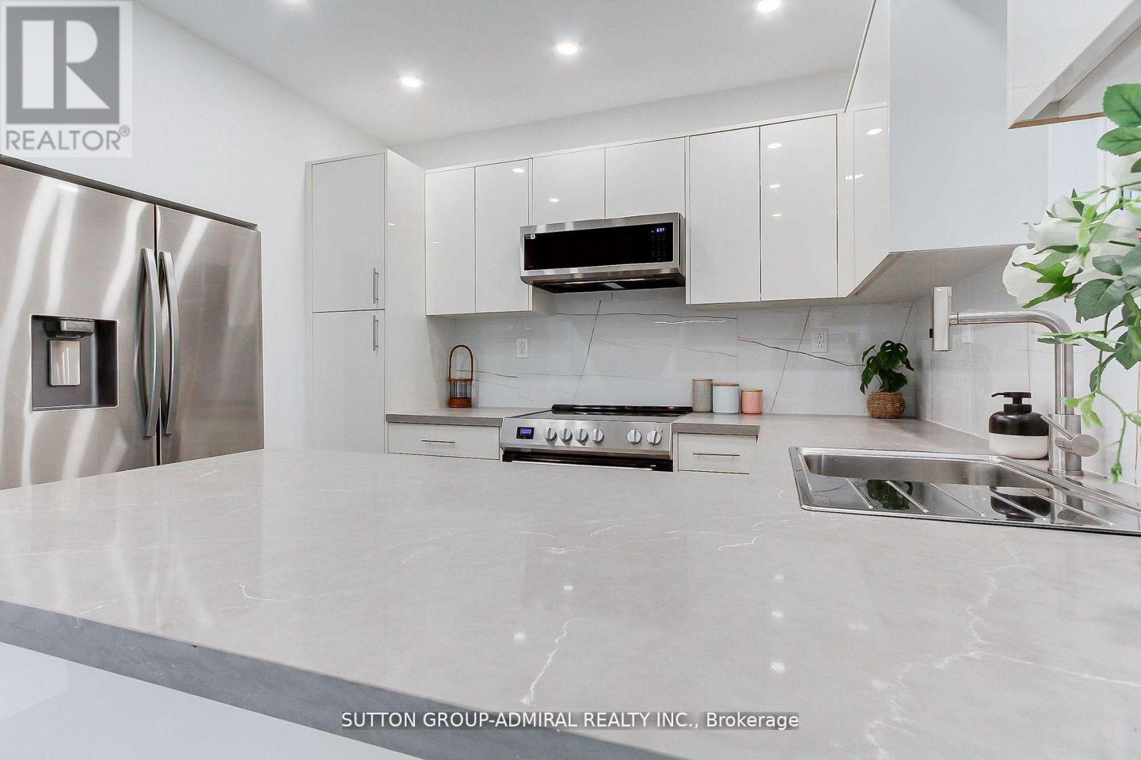 836 Montsell Avenue, Georgina, Ontario  L0E 1S0 - Photo 14 - N12998896