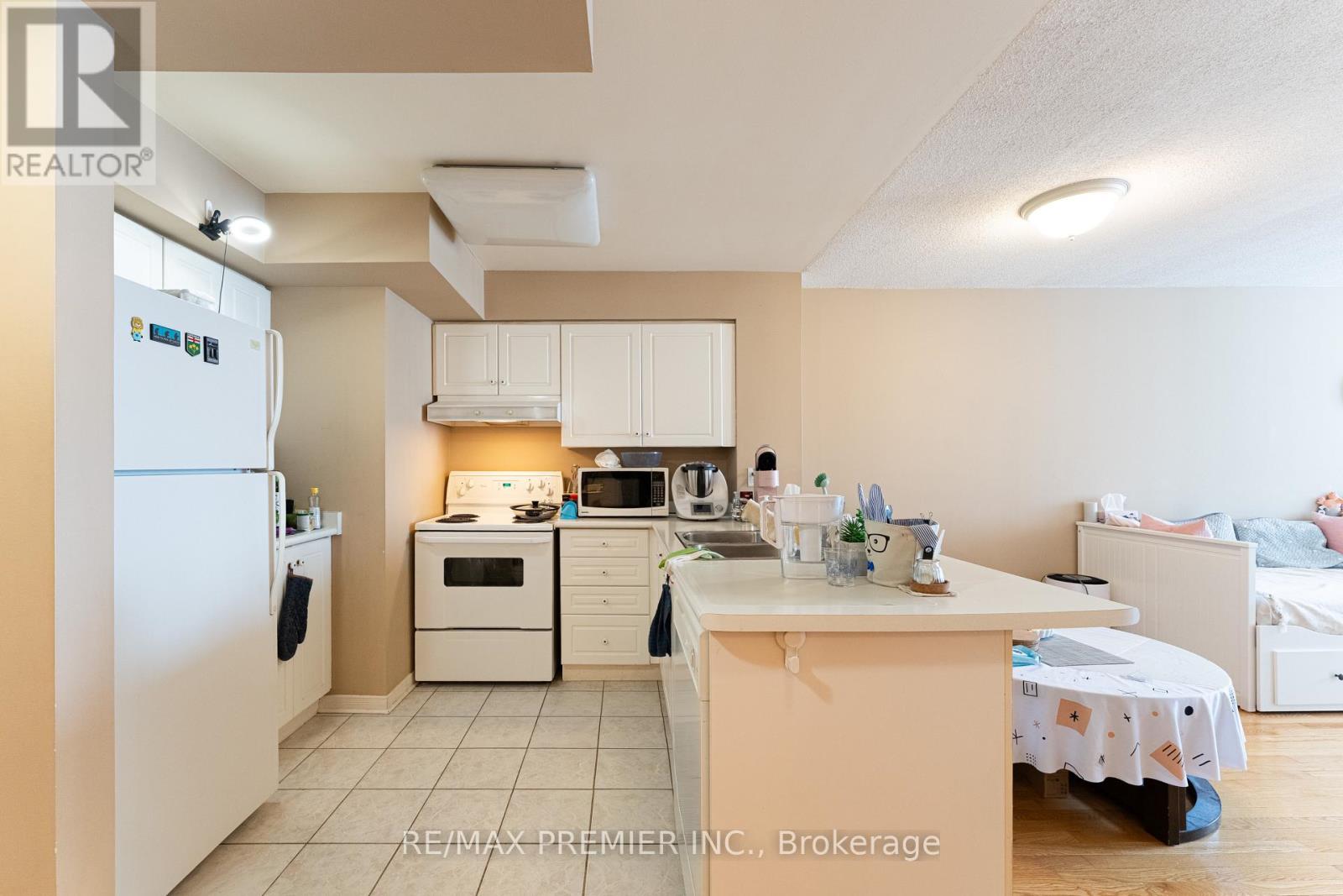 504 - 19 Northern Heights Drive, Richmond Hill, Ontario  L4B 4M4 - Photo 2 - N12998916