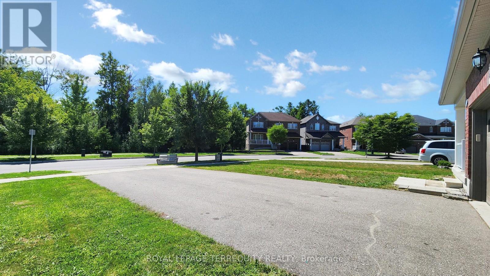 28 Richmond Park Drive, Georgina, Ontario  L4P 0H2 - Photo 4 - N12998960
