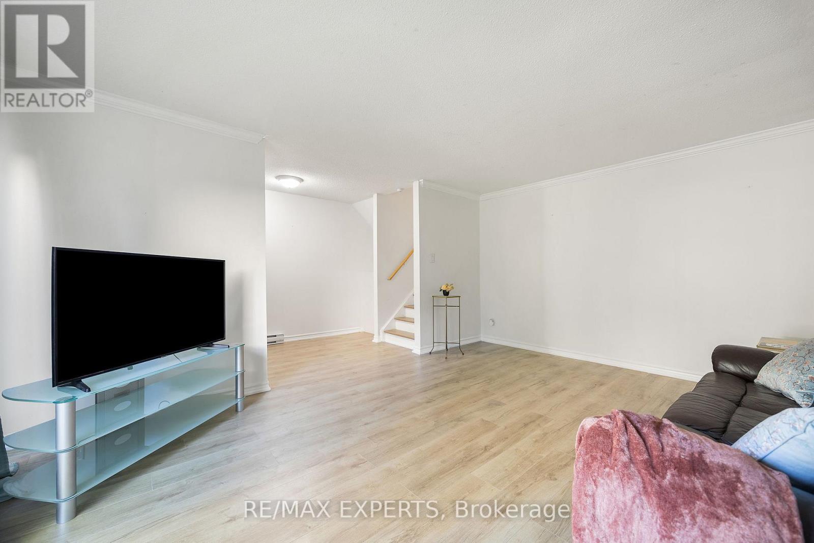 242 Milestone Crescent, Aurora, Ontario  L4G 3M2 - Photo 4 - N12998982