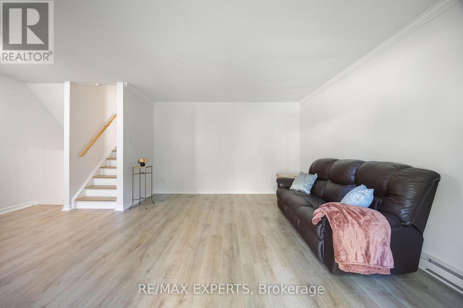 242 Milestone Crescent, Aurora, Ontario  L4G 3M2 - Photo 5 - N12998982