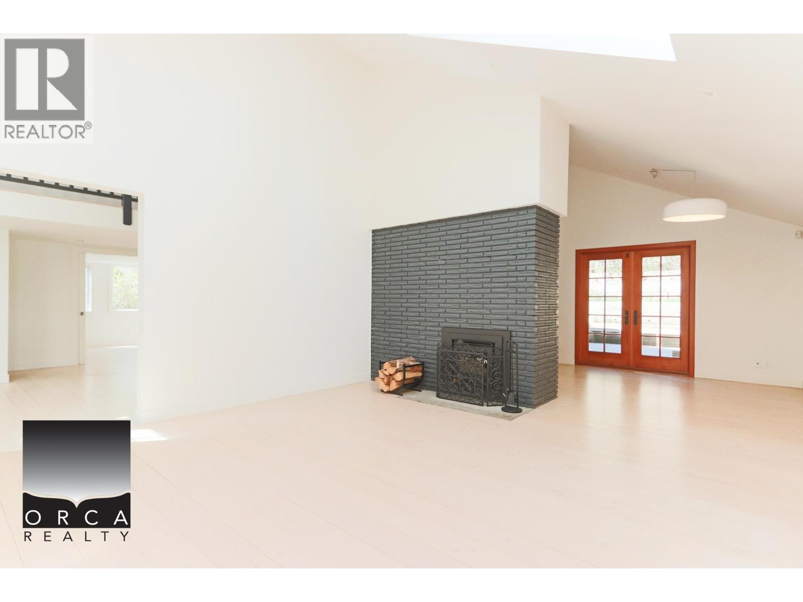 466 Brand Street, North Vancouver, British Columbia  V7N 1G1 - Photo 2 - R3108274