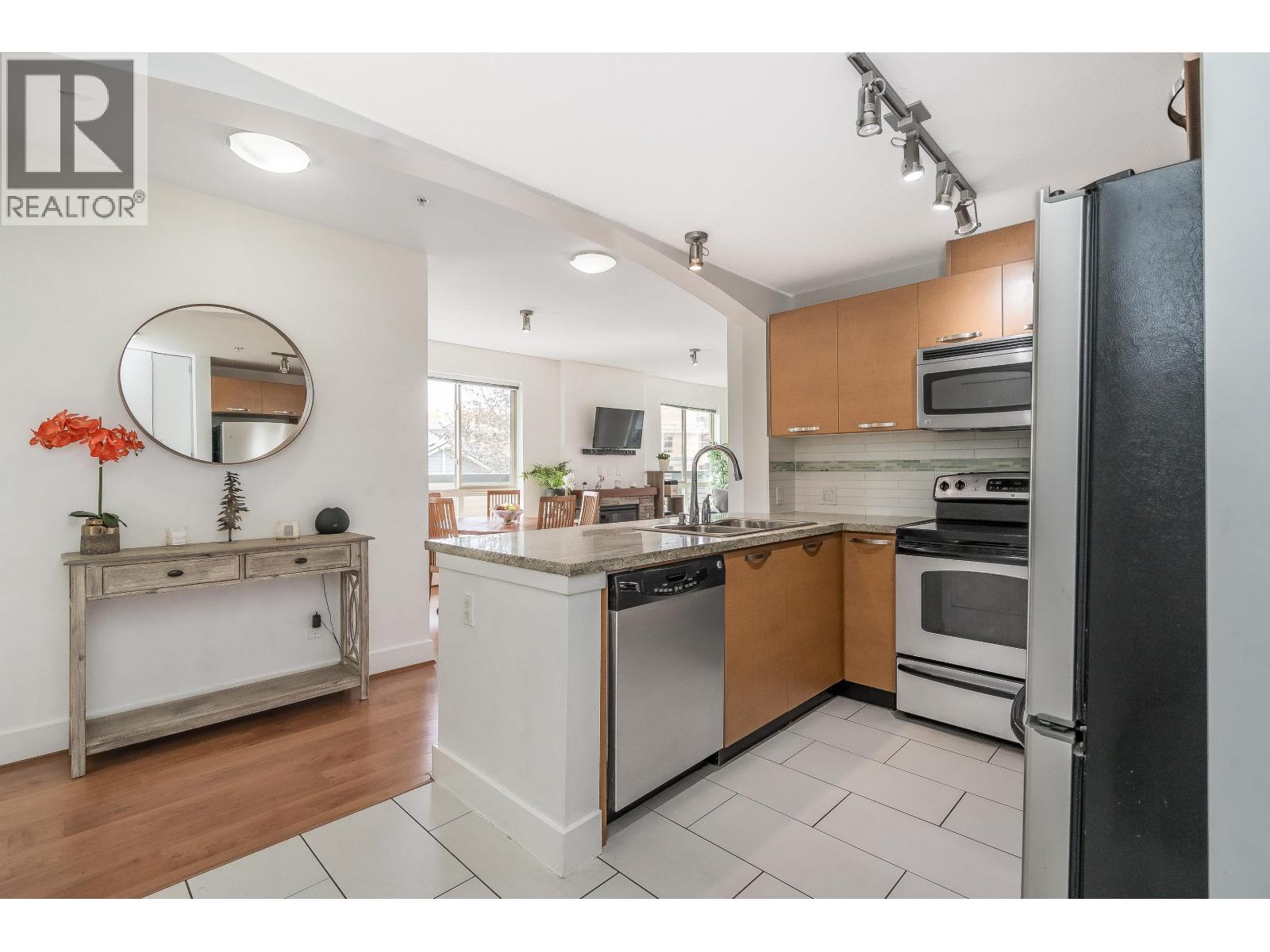 302 7428 Byrnepark Walk, Burnaby, British Columbia  V3N 0B4 - Photo 5 - R3101700