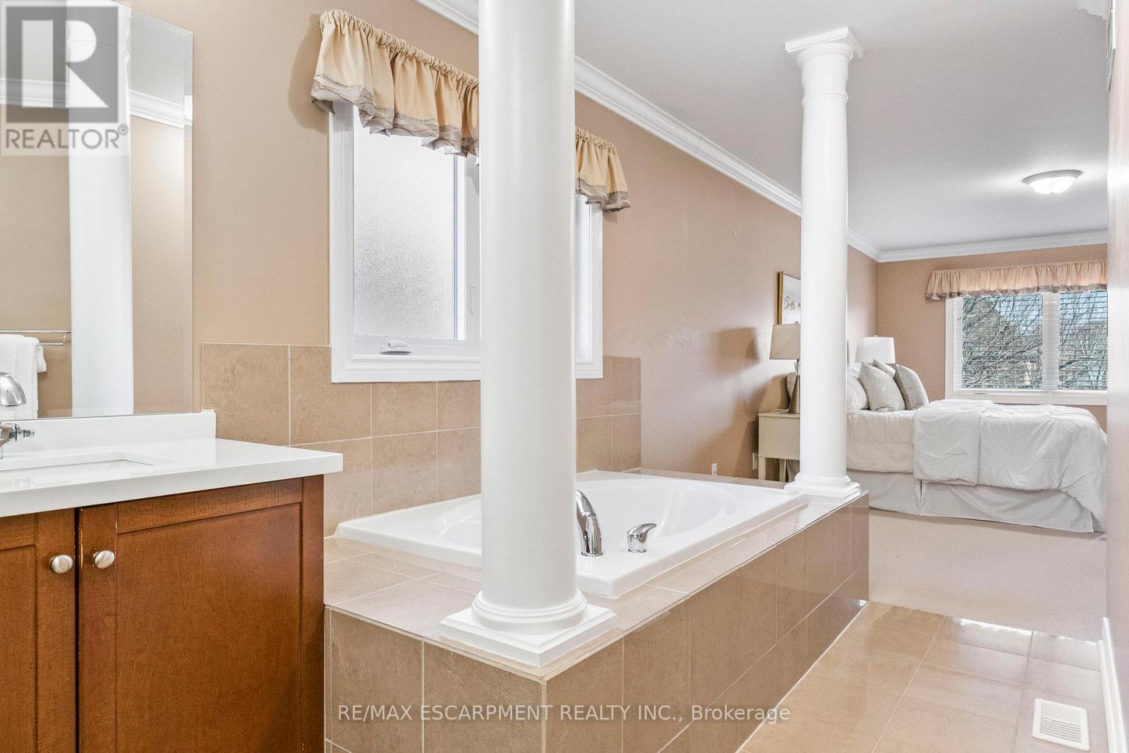 3402 Buena Vista Court, Oakville, Ontario  L6L 6W6 - Photo 29 - W12872960