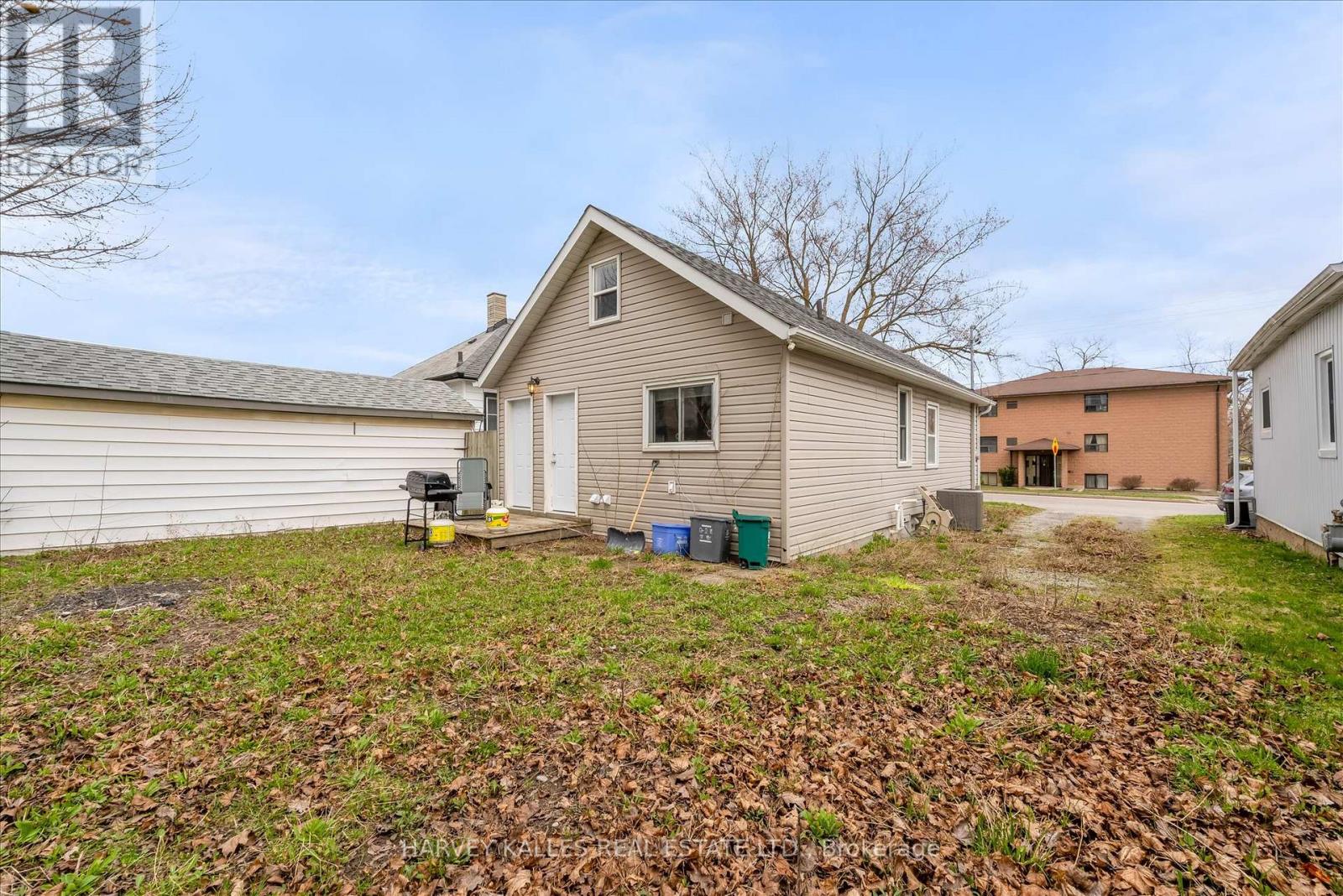 105 Ormond Street N, Thorold, Ontario  L2V 1Z3 - Photo 3 - X12998986