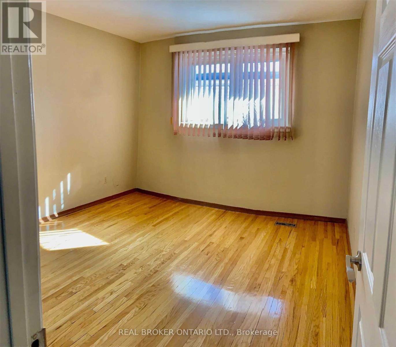 3364 Cedar Creek Drive, Mississauga, Ontario L4Y 2Y1 - Photo 10 - W12999012