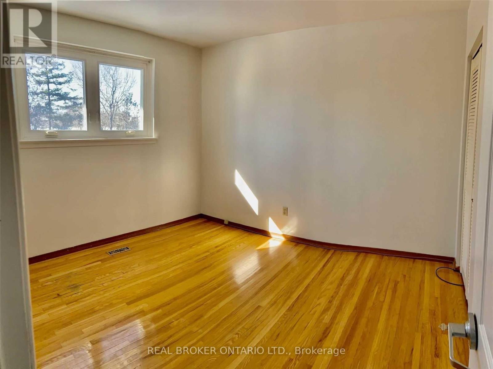 3364 Cedar Creek Drive, Mississauga, Ontario L4Y 2Y1 - Photo 11 - W12999012