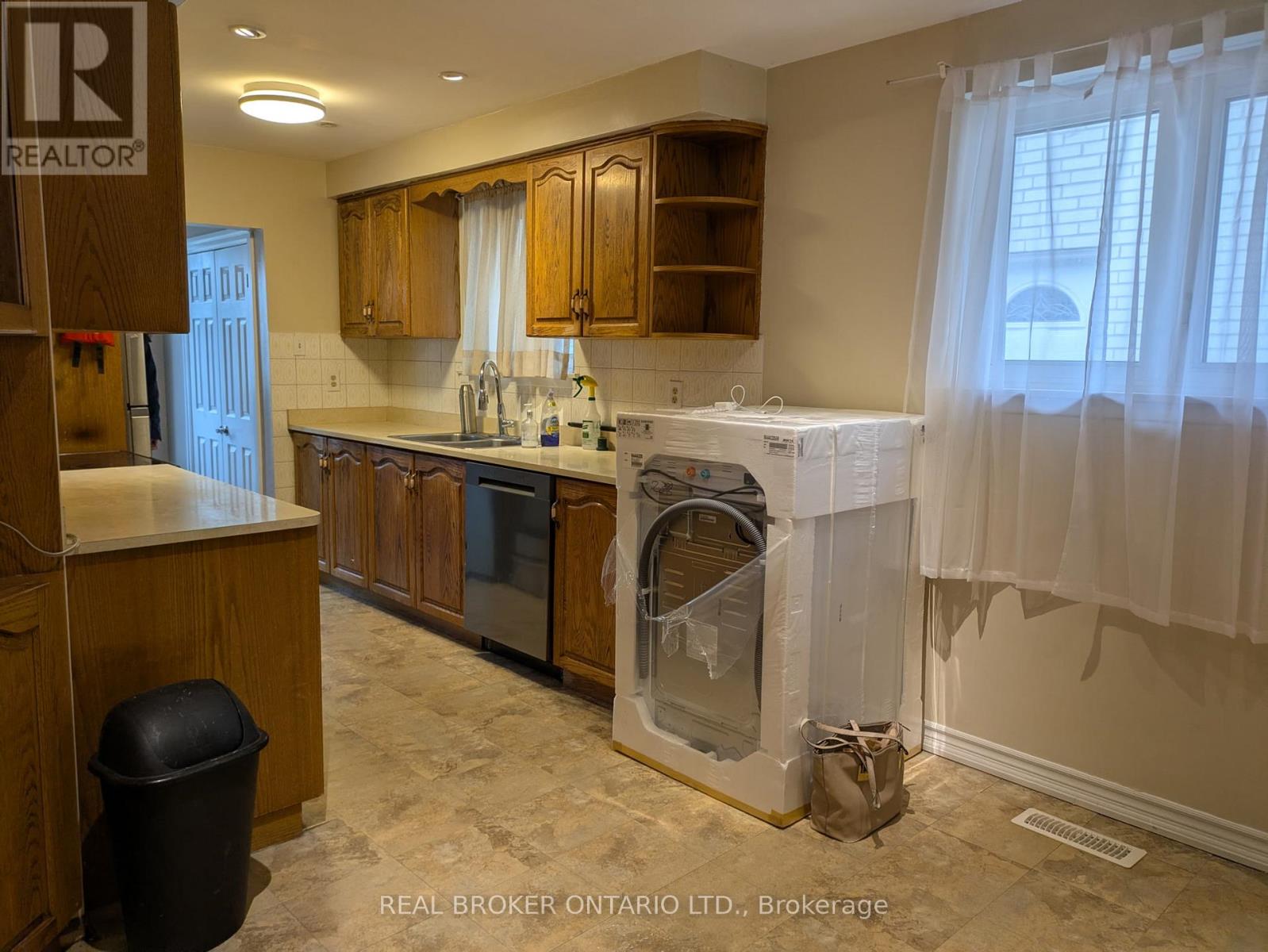 3364 Cedar Creek Drive, Mississauga, Ontario L4Y 2Y1 - Photo 2 - W12999012