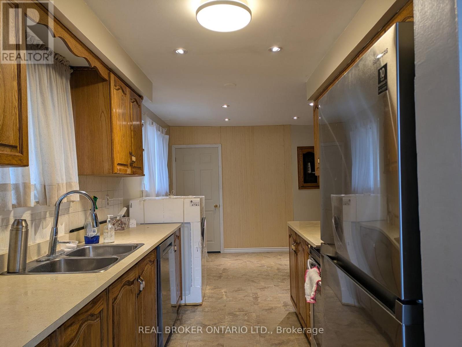 3364 Cedar Creek Drive, Mississauga, Ontario L4Y 2Y1 - Photo 3 - W12999012