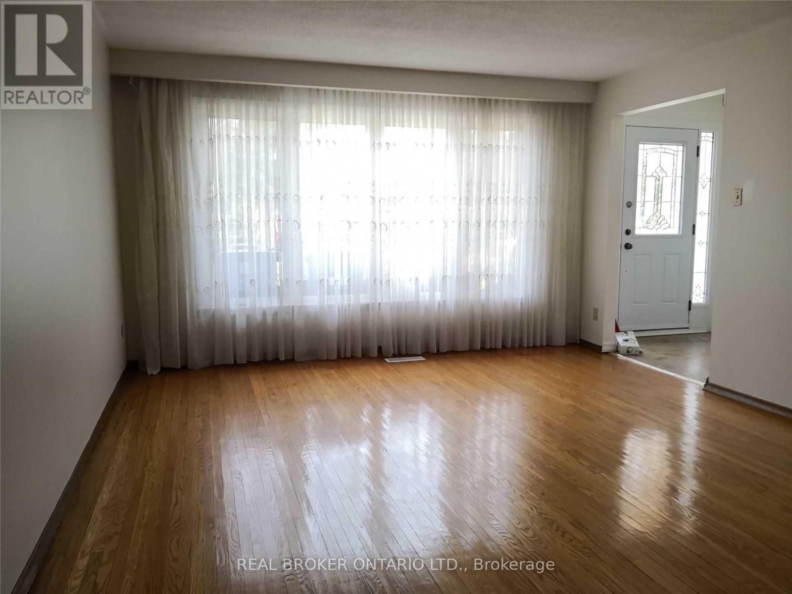 3364 Cedar Creek Drive, Mississauga, Ontario L4Y 2Y1 - Photo 5 - W12999012