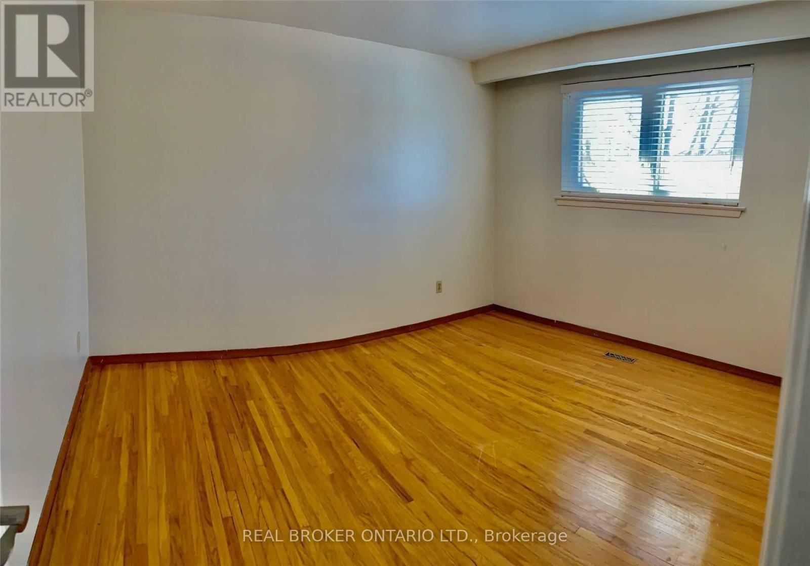 3364 Cedar Creek Drive, Mississauga, Ontario L4Y 2Y1 - Photo 9 - W12999012