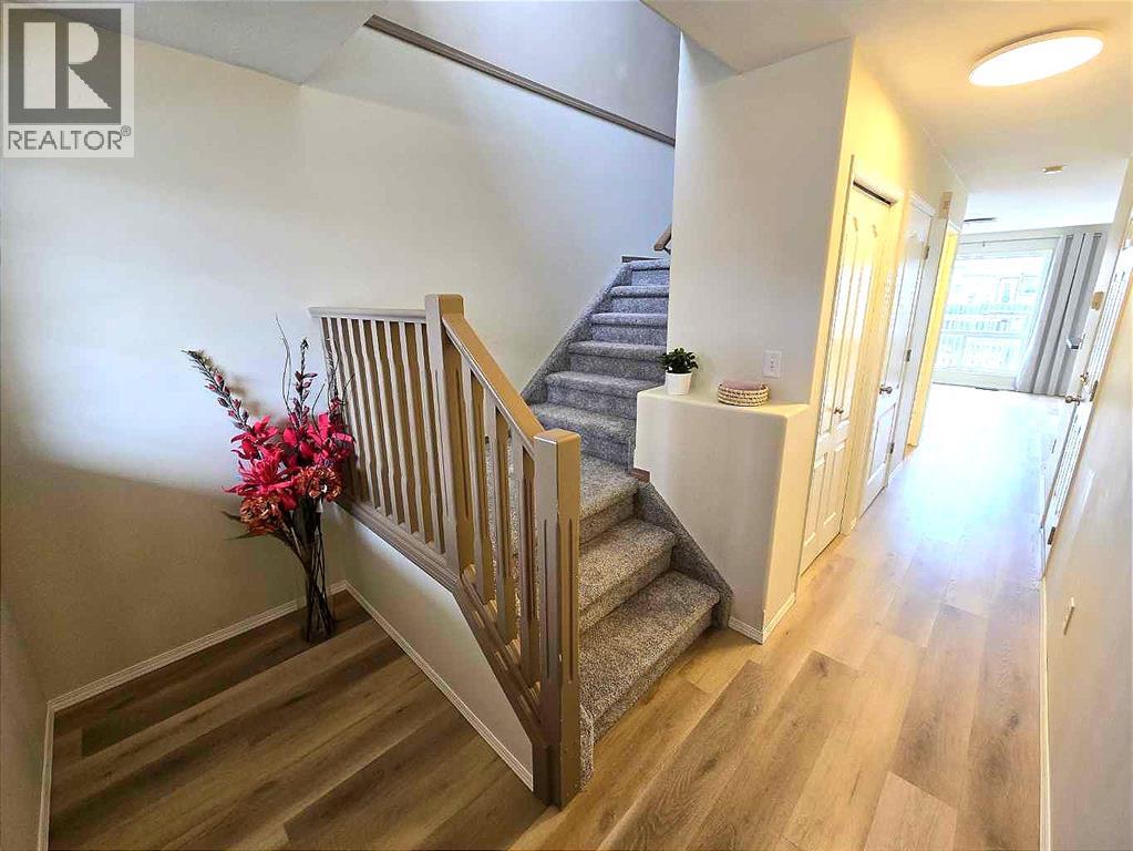 22 Arthur Close, Red Deer, Alberta  T4R 3M6 - Photo 2 - A2300341