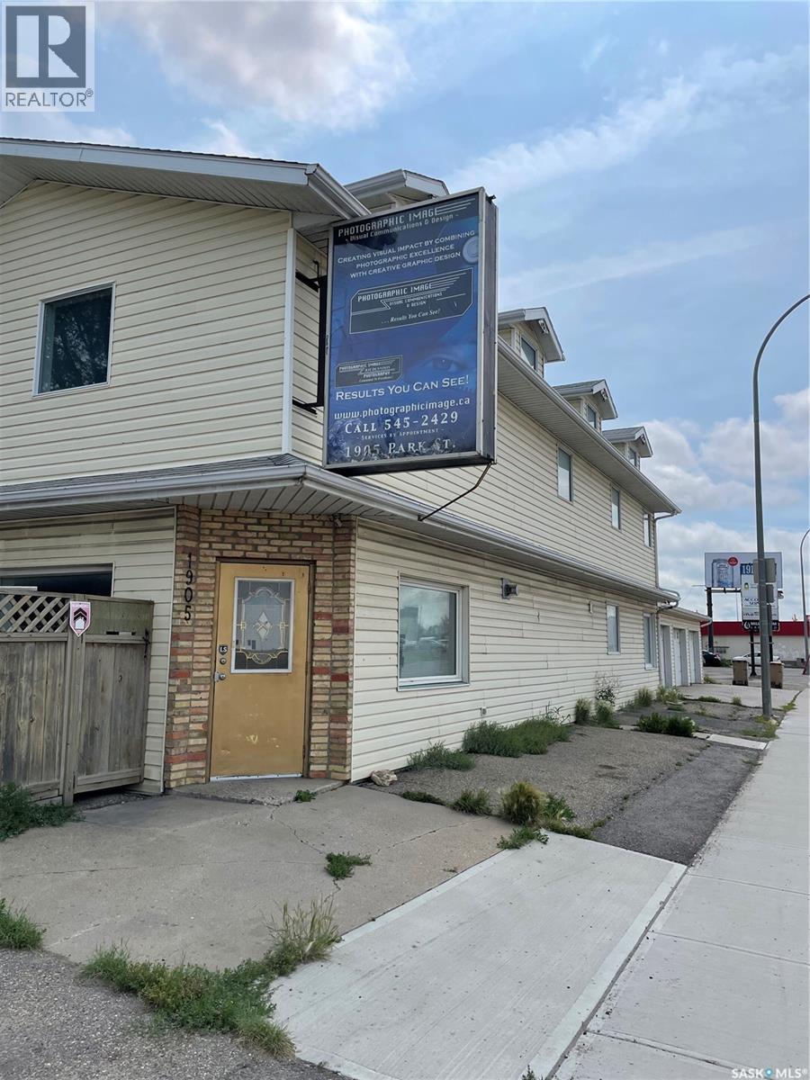 1905 Park Street, Regina, Saskatchewan  S4N 2G5 - Photo 2 - SK032945