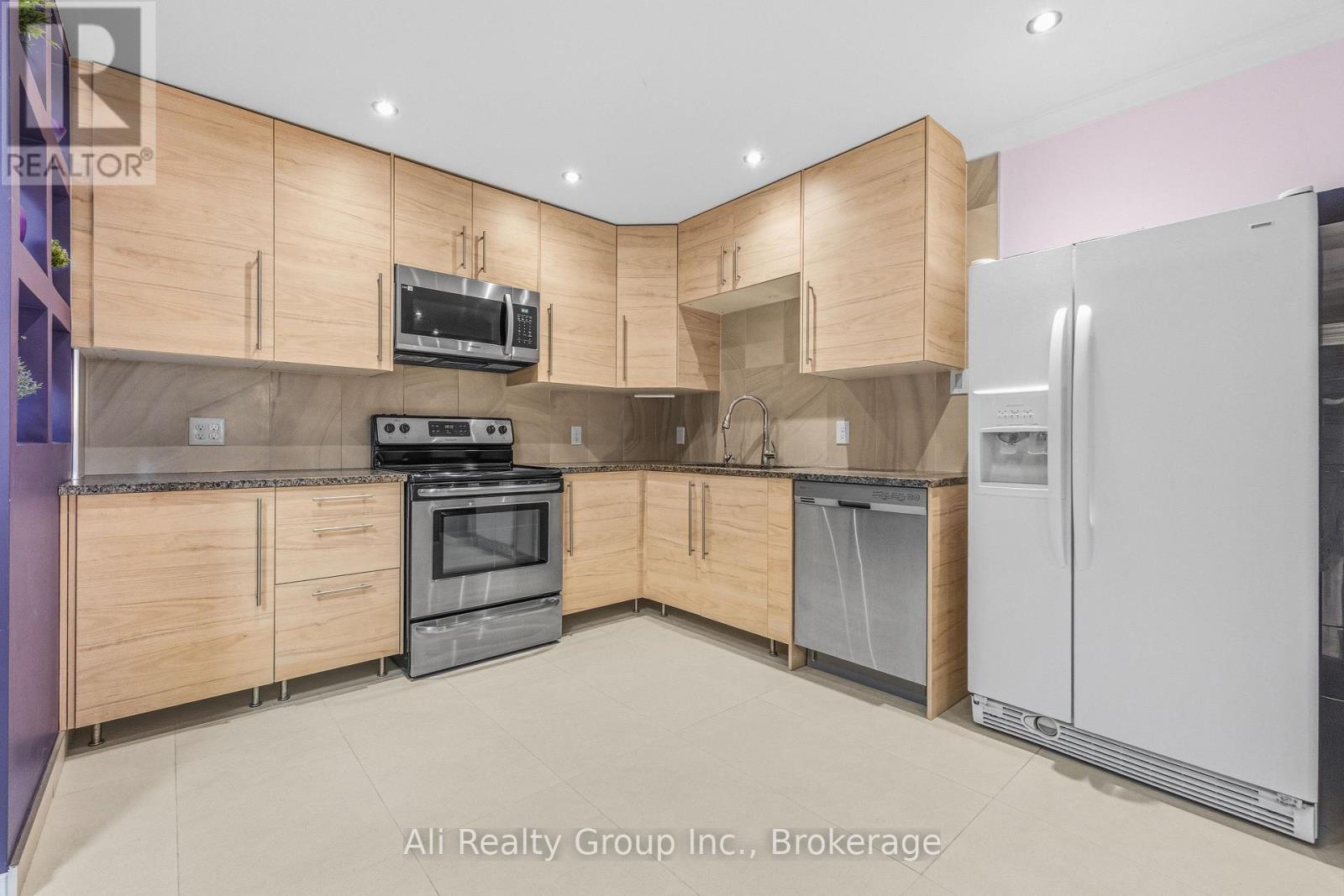 161 Herzberg Road, Ottawa, Ontario  K2K 2Y3 - Photo 3 - X12999078