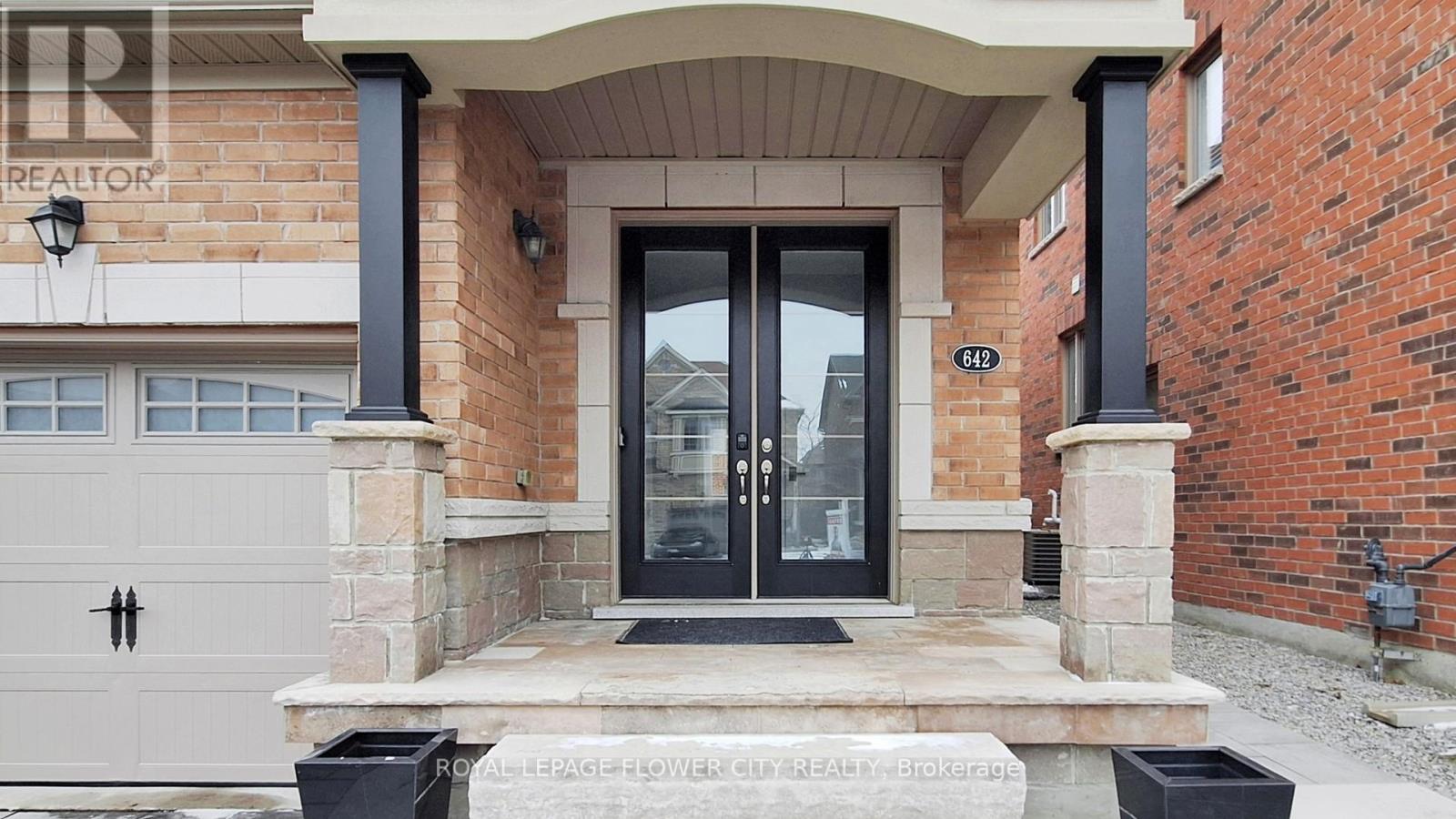 642 Sweetwater Crescent, Newmarket, Ontario  L3X 0H5 - Photo 2 - N12999030