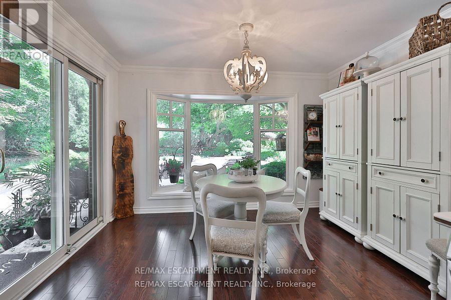 3555 Kingbird Court, Mississauga, Ontario  L5L 2P9 - Photo 8 - W12867160