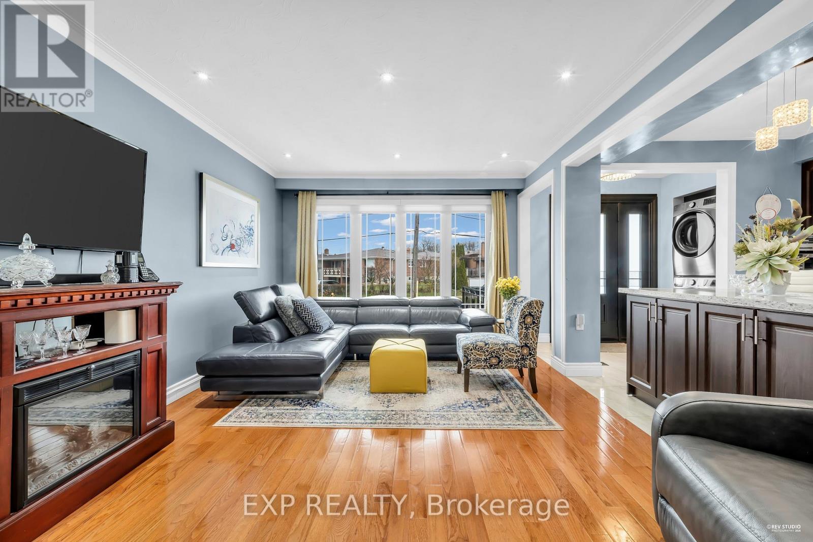 24 Goldcrest Boulevard, Toronto, Ontario  M6L 2X5 - Photo 11 - W12999050