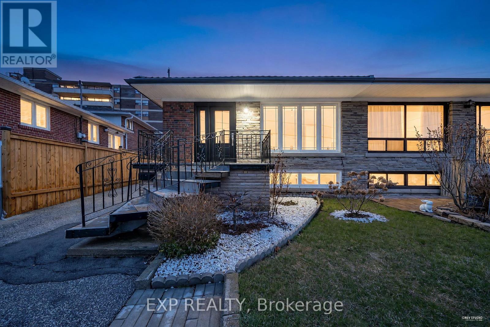 24 Goldcrest Boulevard, Toronto, Ontario  M6L 2X5 - Photo 43 - W12999050