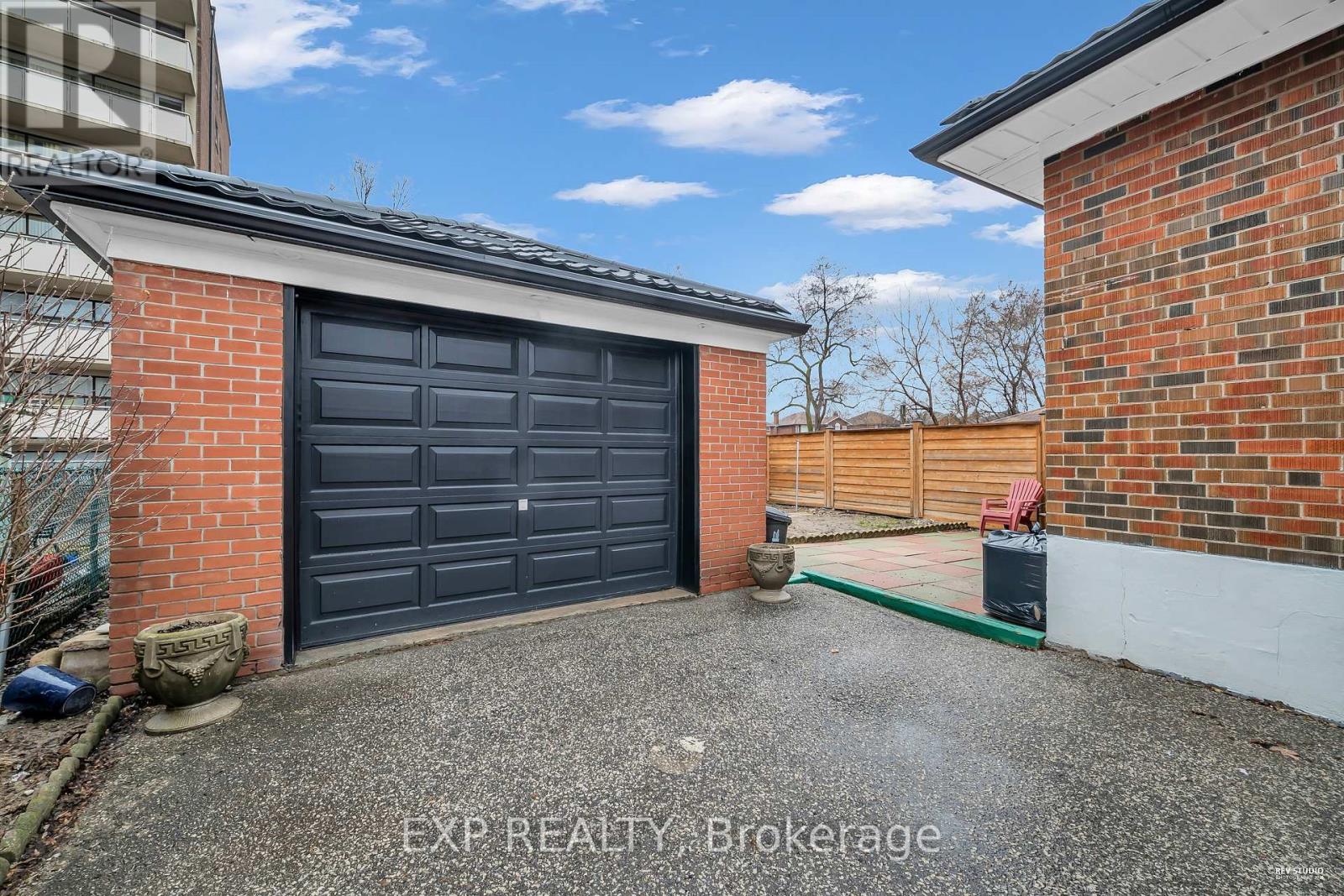 24 Goldcrest Boulevard, Toronto, Ontario  M6L 2X5 - Photo 44 - W12999050