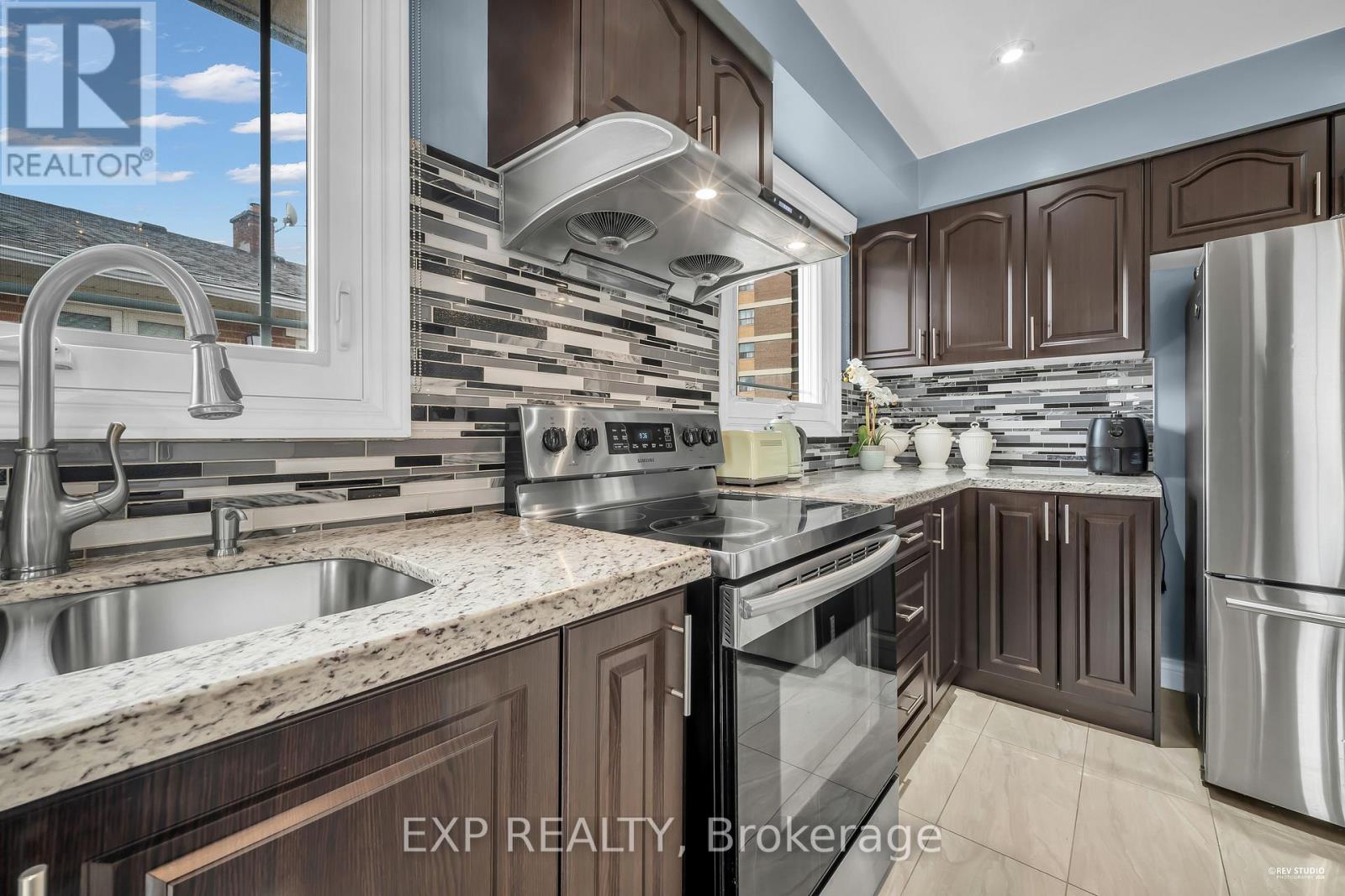 24 Goldcrest Boulevard, Toronto, Ontario  M6L 2X5 - Photo 6 - W12999050