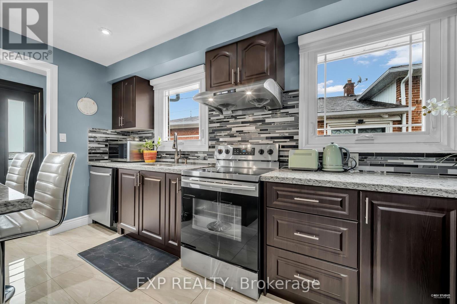 24 Goldcrest Boulevard, Toronto, Ontario  M6L 2X5 - Photo 7 - W12999050