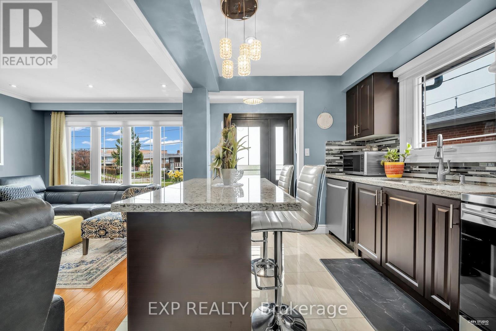 24 Goldcrest Boulevard, Toronto, Ontario  M6L 2X5 - Photo 8 - W12999050