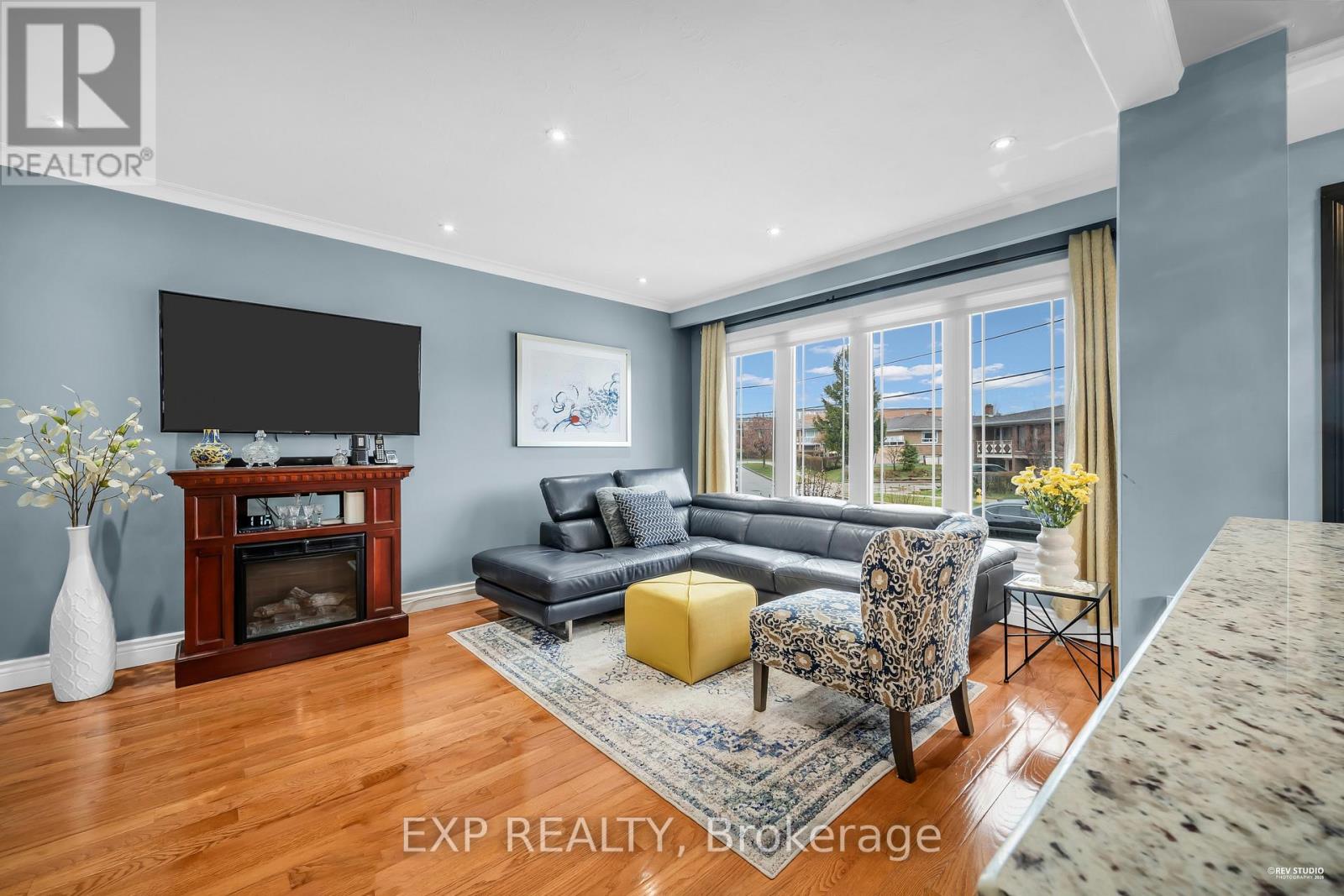 24 Goldcrest Boulevard, Toronto, Ontario  M6L 2X5 - Photo 9 - W12999050