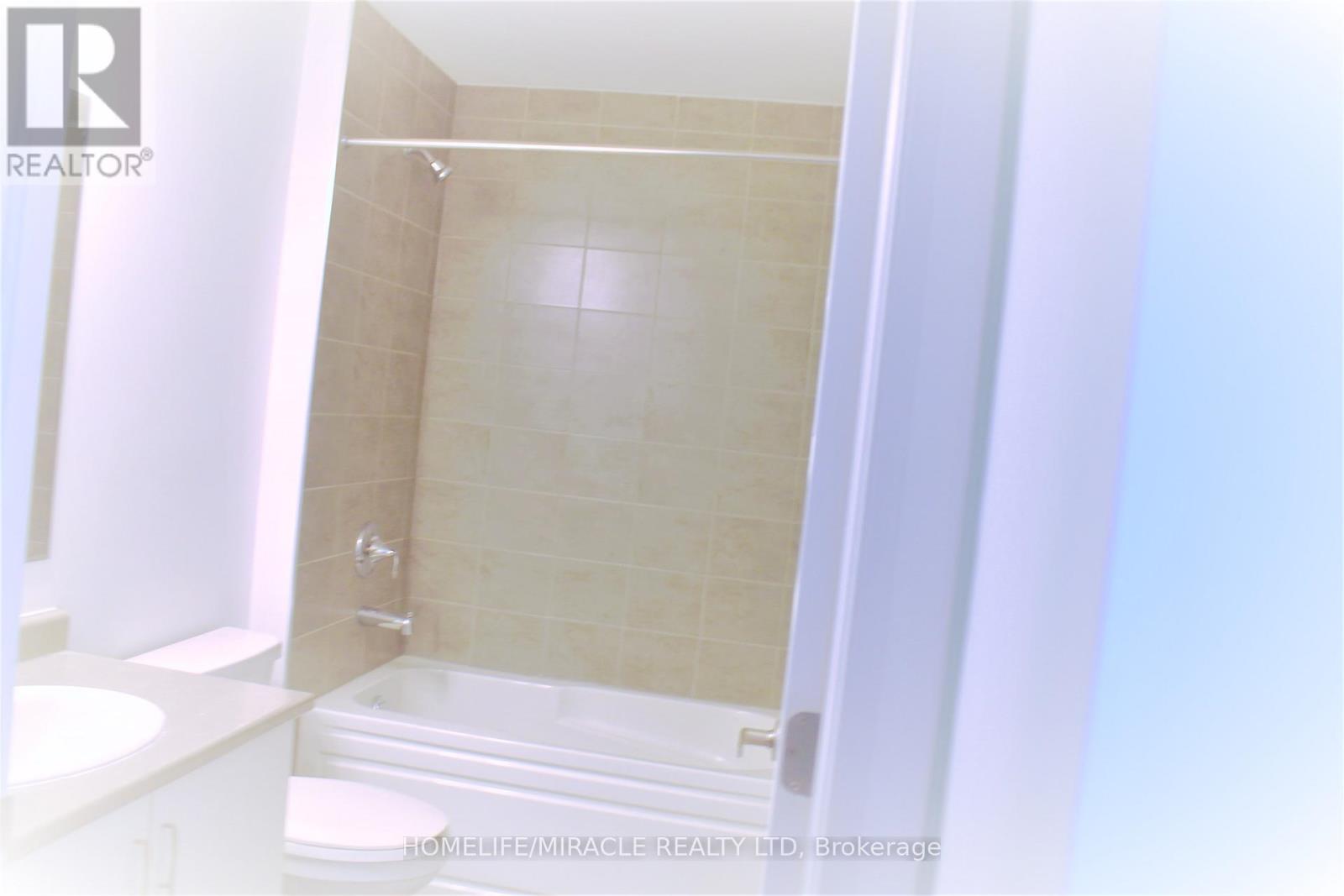 102 Grovewood Common, Oakville, Ontario  L6H 0X2 - Photo 5 - W12999070