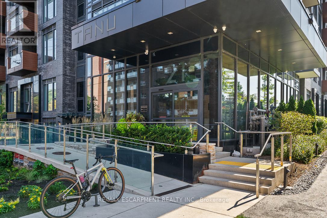 1012 - 21 Park Street E, Mississauga, Ontario  L5G 0C2 - Photo 2 - W12961254