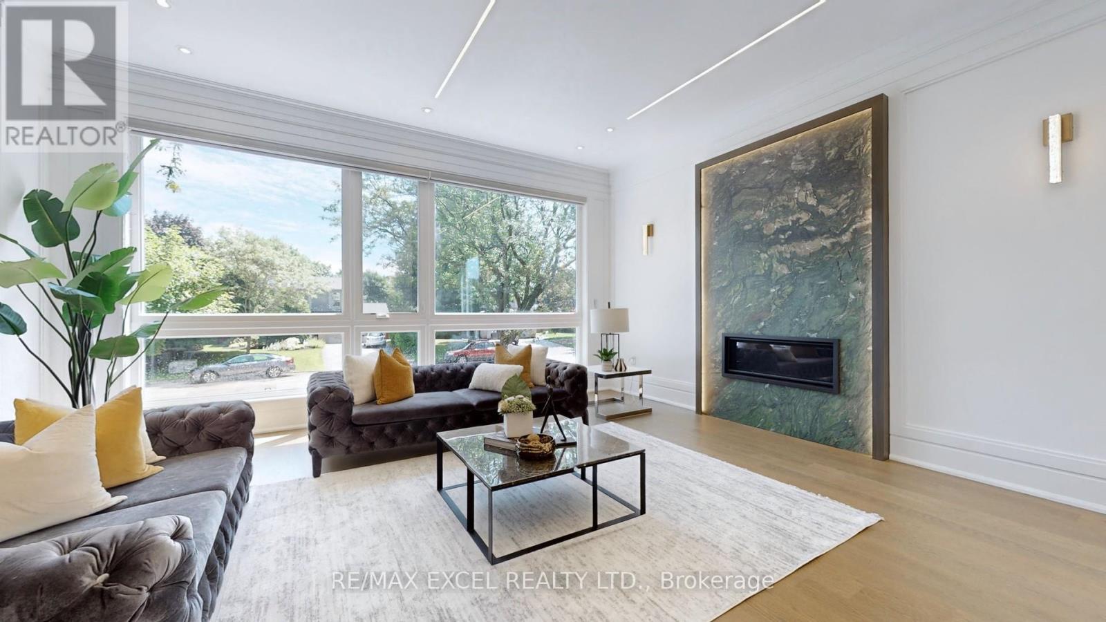 22 Sanderson Crescent, Richmond Hill, Ontario  L4C 5L4 - Photo 2 - N12999106