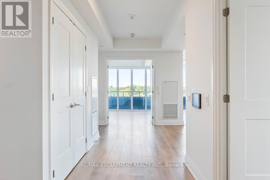 1012 - 21 Park Street E, Mississauga, Ontario  L5G 0C2 - Photo 5 - W12961254