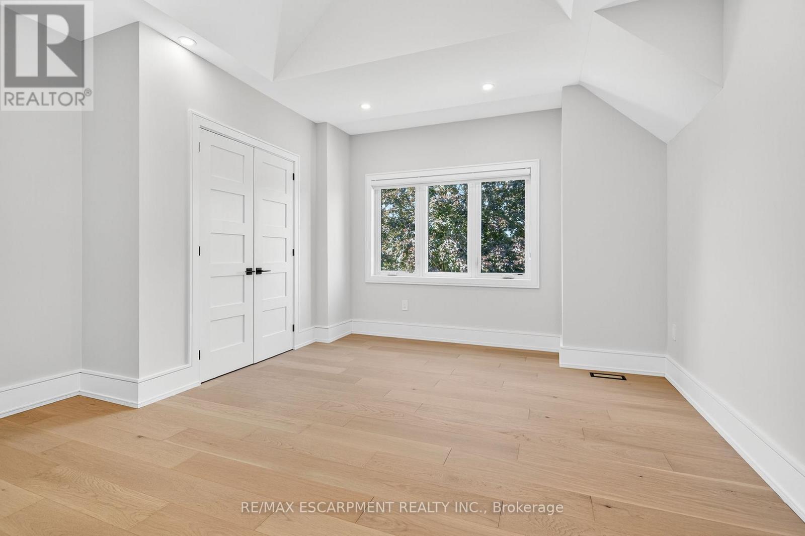 221 Morden Road, Oakville, Ontario  L6K 2S2 - Photo 23 - W12993174