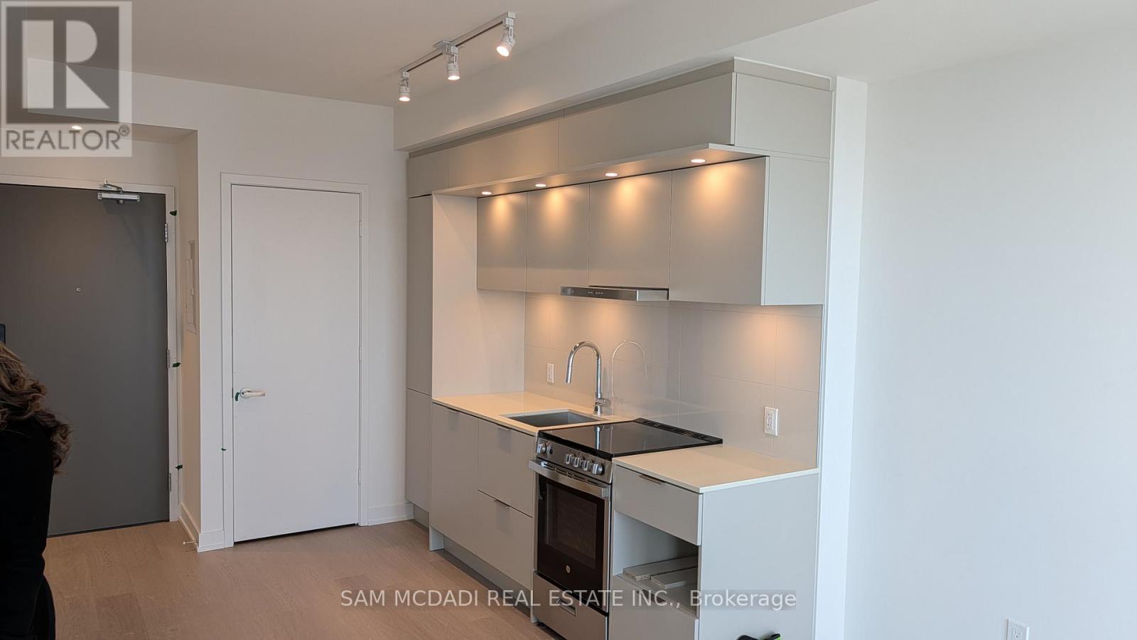 2510 - 448 Burnhamthorpe Road W, Mississauga, Ontario  L5B 3M6 - Photo 2 - W12999108