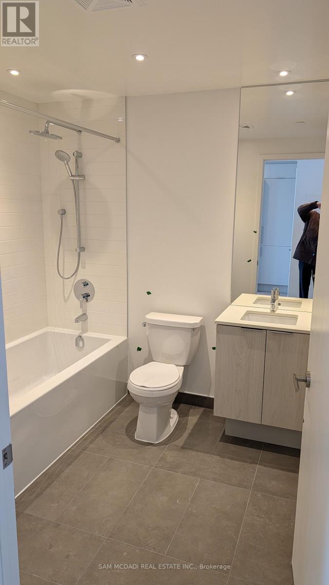 2510 - 448 Burnhamthorpe Road W, Mississauga, Ontario  L5B 3M6 - Photo 4 - W12999108