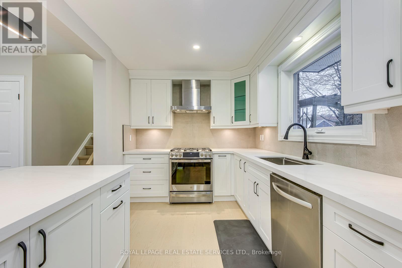 2420 Raymore Drive, Burlington, Ontario  L7R 2B3 - Photo 10 - W12853088