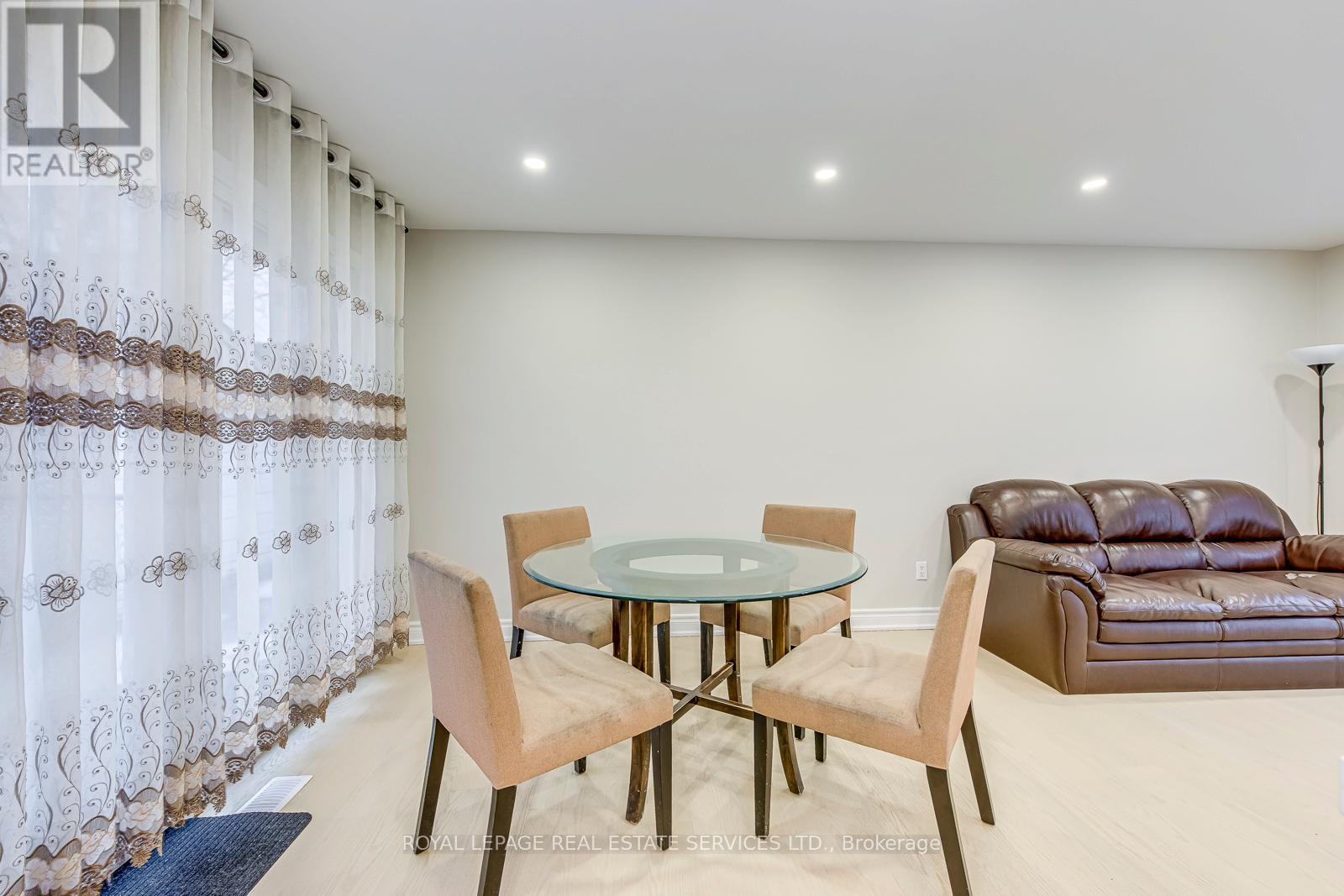 2420 Raymore Drive, Burlington, Ontario  L7R 2B3 - Photo 7 - W12853088