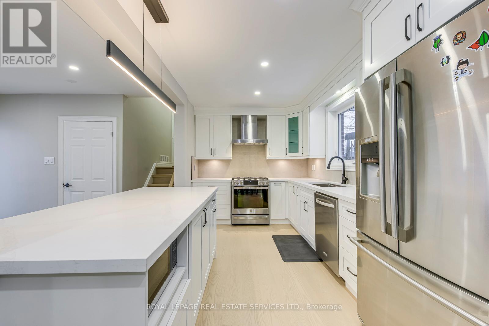 2420 Raymore Drive, Burlington, Ontario  L7R 2B3 - Photo 9 - W12853088