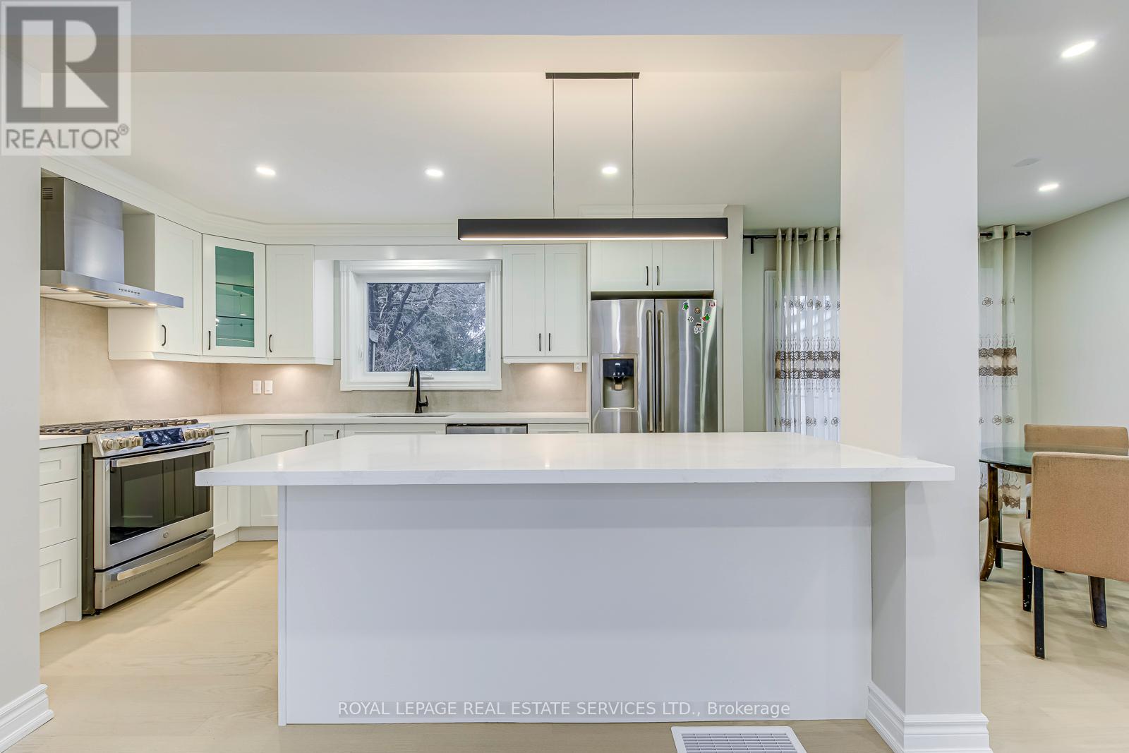 2420 Raymore Drive, Burlington, Ontario  L7R 2B3 - Photo 8 - W12853088