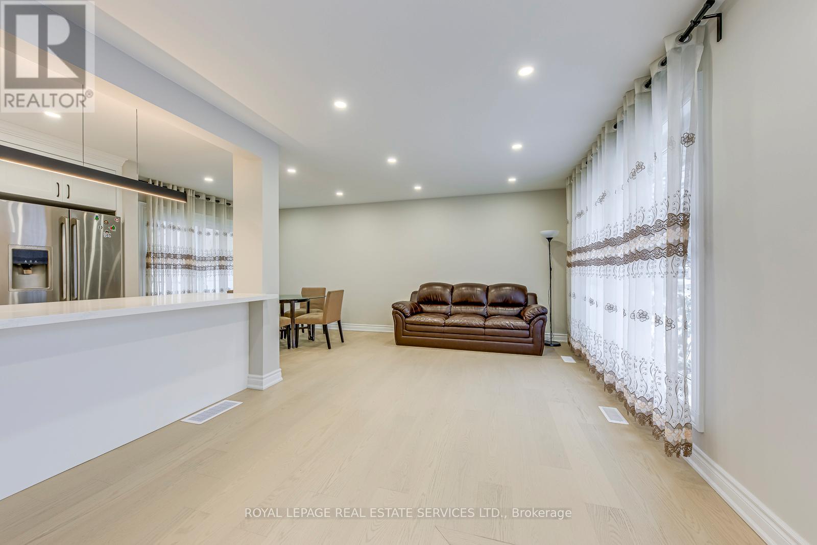 2420 Raymore Drive, Burlington, Ontario  L7R 2B3 - Photo 3 - W12853088