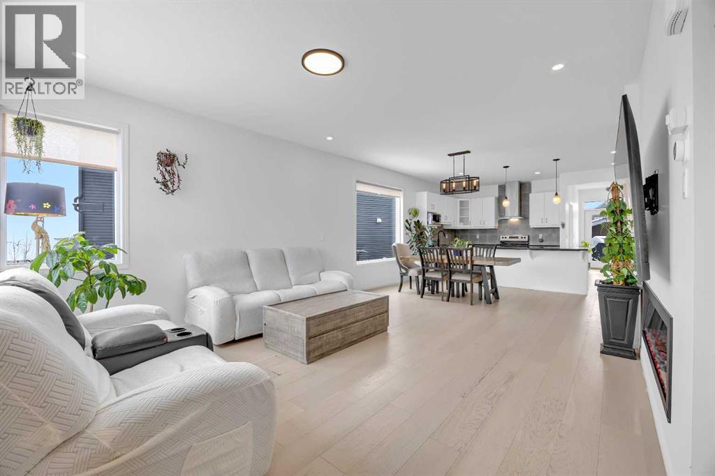 76 Edith Mews NW, Calgary, Alberta  T3R 1Y5 - Photo 4 - A2292373