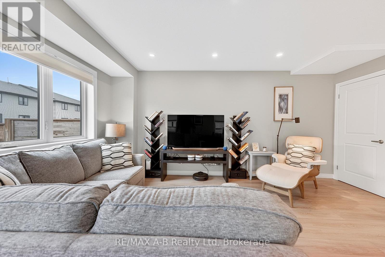 31 Trailside Drive, St. Marys, Ontario  N4X 0A8 - Photo 12 - X12999146