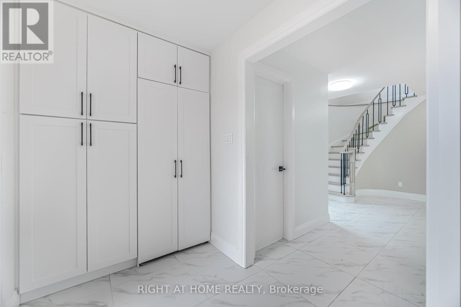 20 Pepperwood Place, Brampton, Ontario  L6S 3R9 - Photo 4 - W12999152