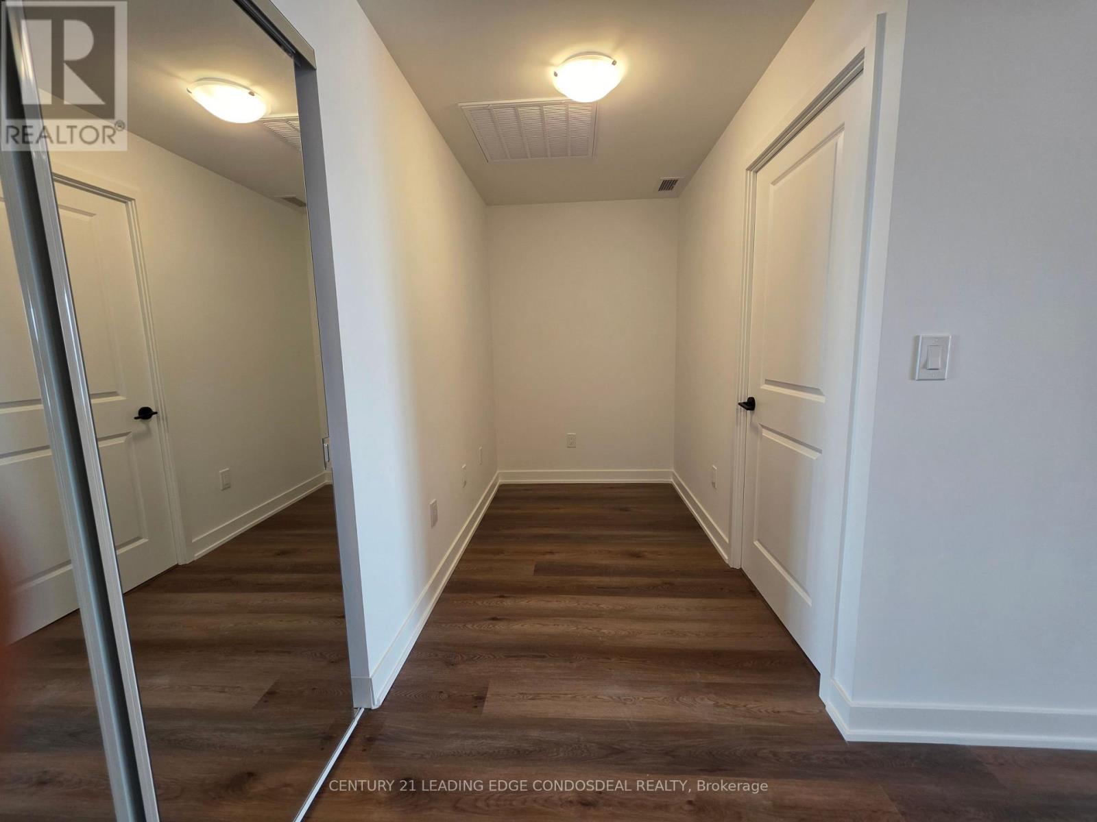 807 - 2075 Lakeshore Road, Burlington, Ontario  L7R 0H3 - Photo 2 - W12999154