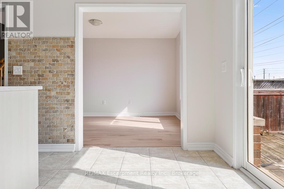 4832 Capri Crescent, Burlington, Ontario  L7M 0H9 - Photo 17 - W12989610