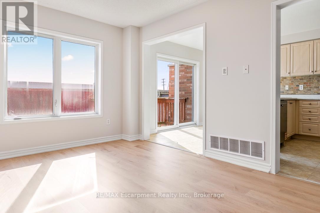 4832 Capri Crescent, Burlington, Ontario  L7M 0H9 - Photo 9 - W12989610