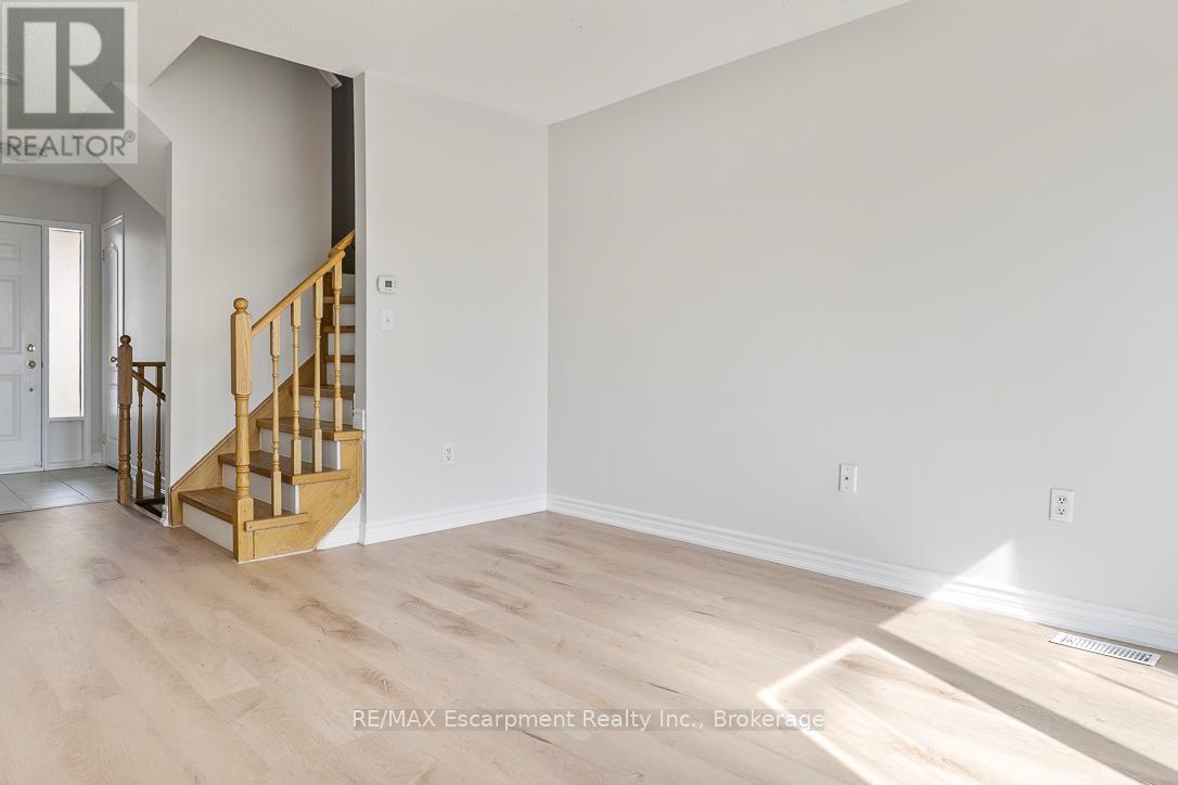 4832 Capri Crescent, Burlington, Ontario  L7M 0H9 - Photo 8 - W12989610