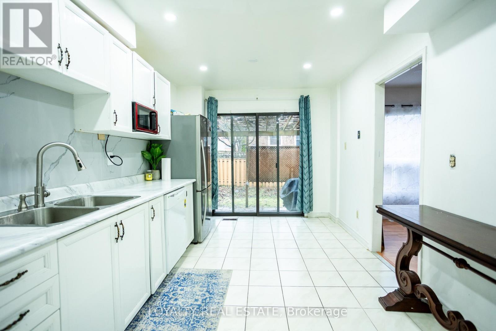 1540 Marshcourt Drive, Pickering, Ontario  L1V 6C6 - Photo 5 - E12999216