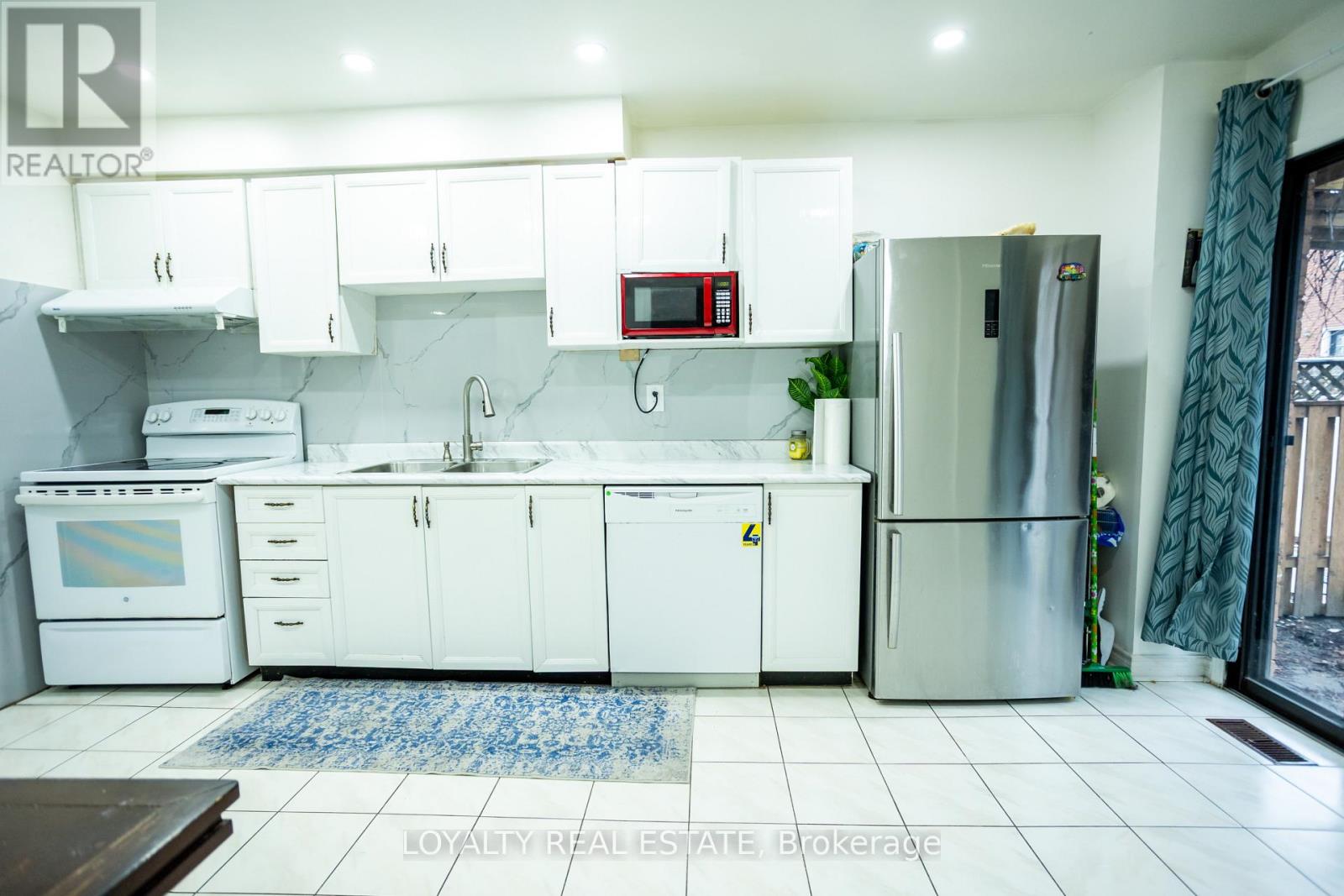 1540 Marshcourt Drive, Pickering, Ontario  L1V 6C6 - Photo 6 - E12999216