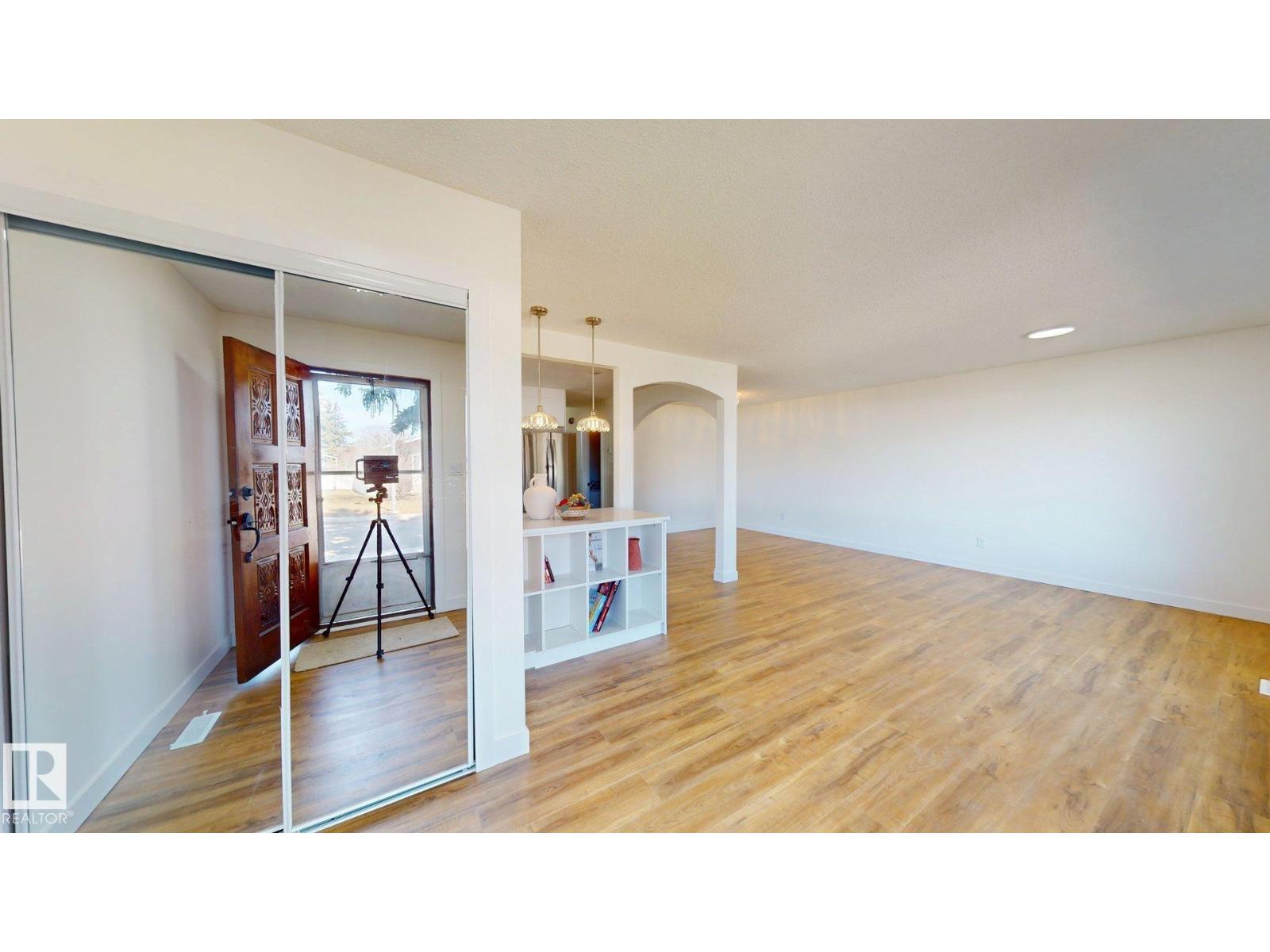 8515 86 Av Nw, Edmonton, Alberta  T6C 1J4 - Photo 3 - E4481929